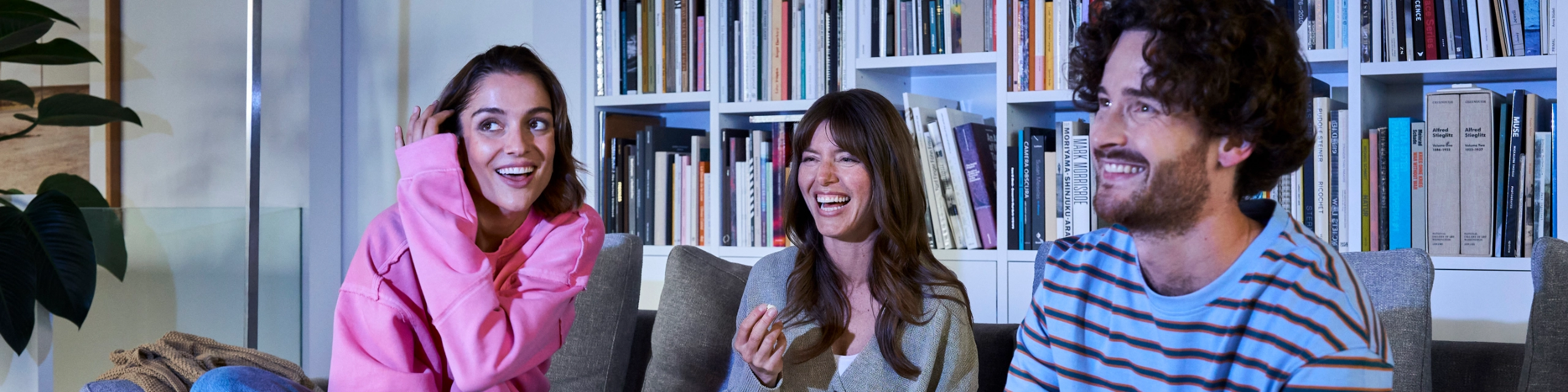 Familie oder Freunde entspannt auf dem Sofa – Symbol für finanzielle Sicherheit durch die Kreditabsicherung.