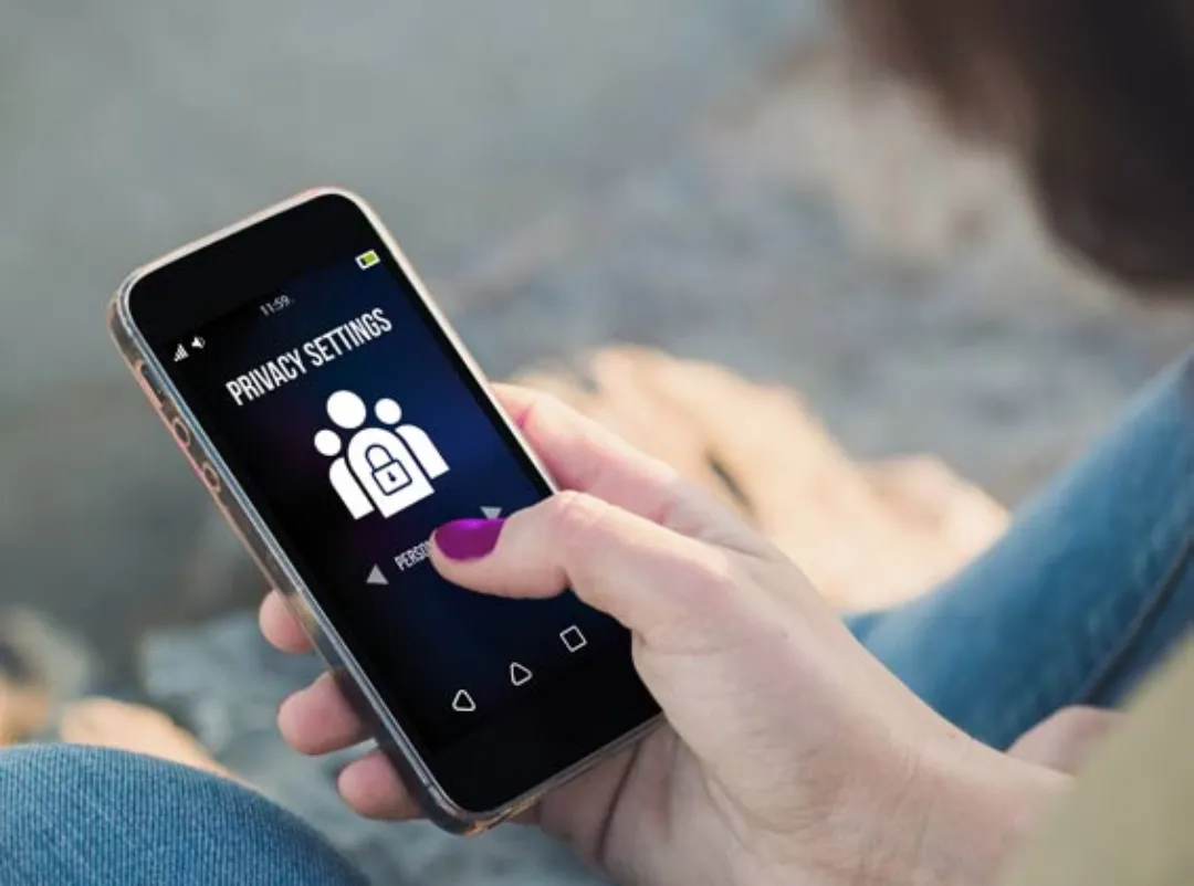 Primo piano di uno smartphone con icona per i dati personali