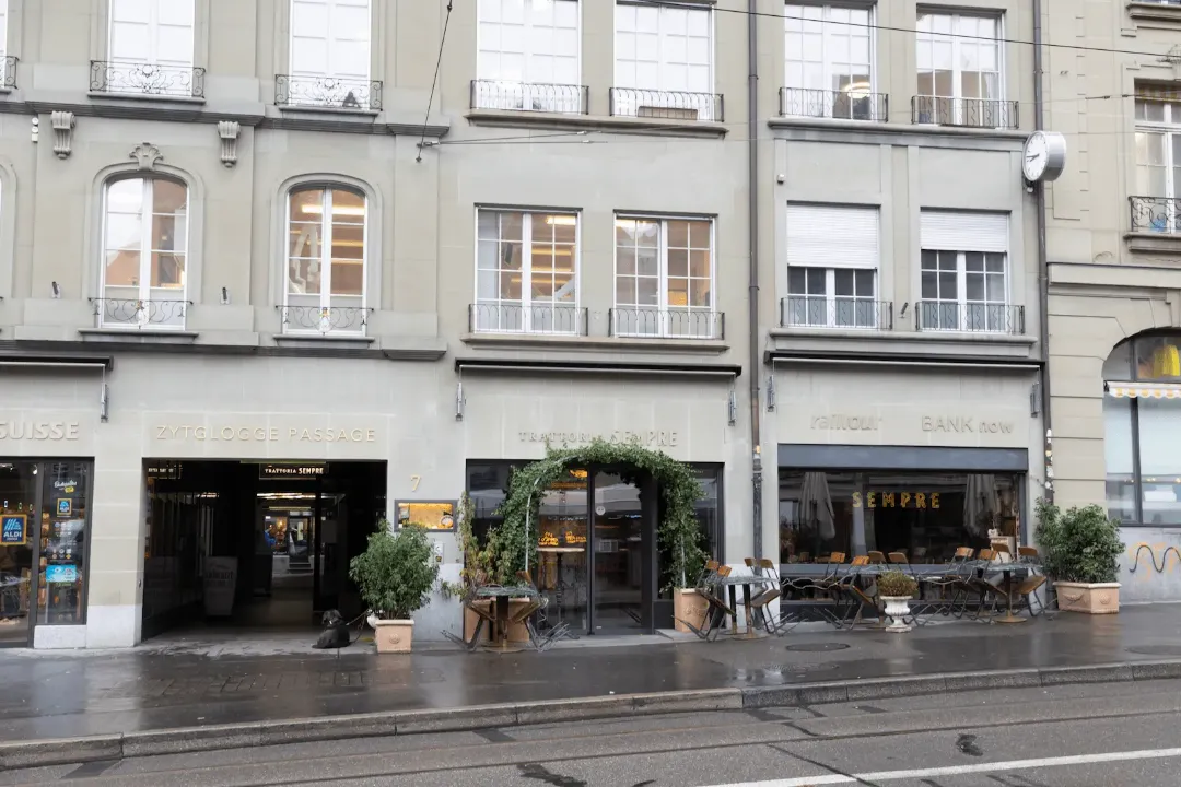 Aussenansicht der BANK-now Filiale Bern mit Eingang und Strassenfassade.