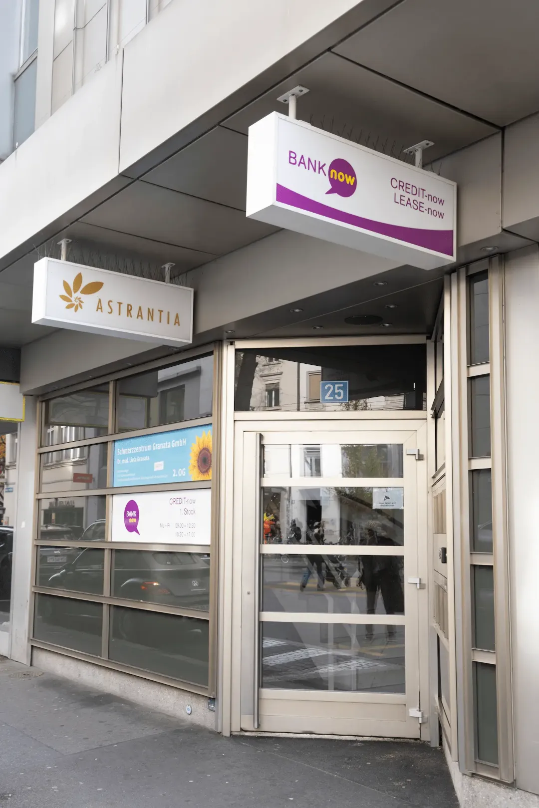 Aussenansicht der BANK-now Filiale Zürich mit Eingang und Beschilderung.