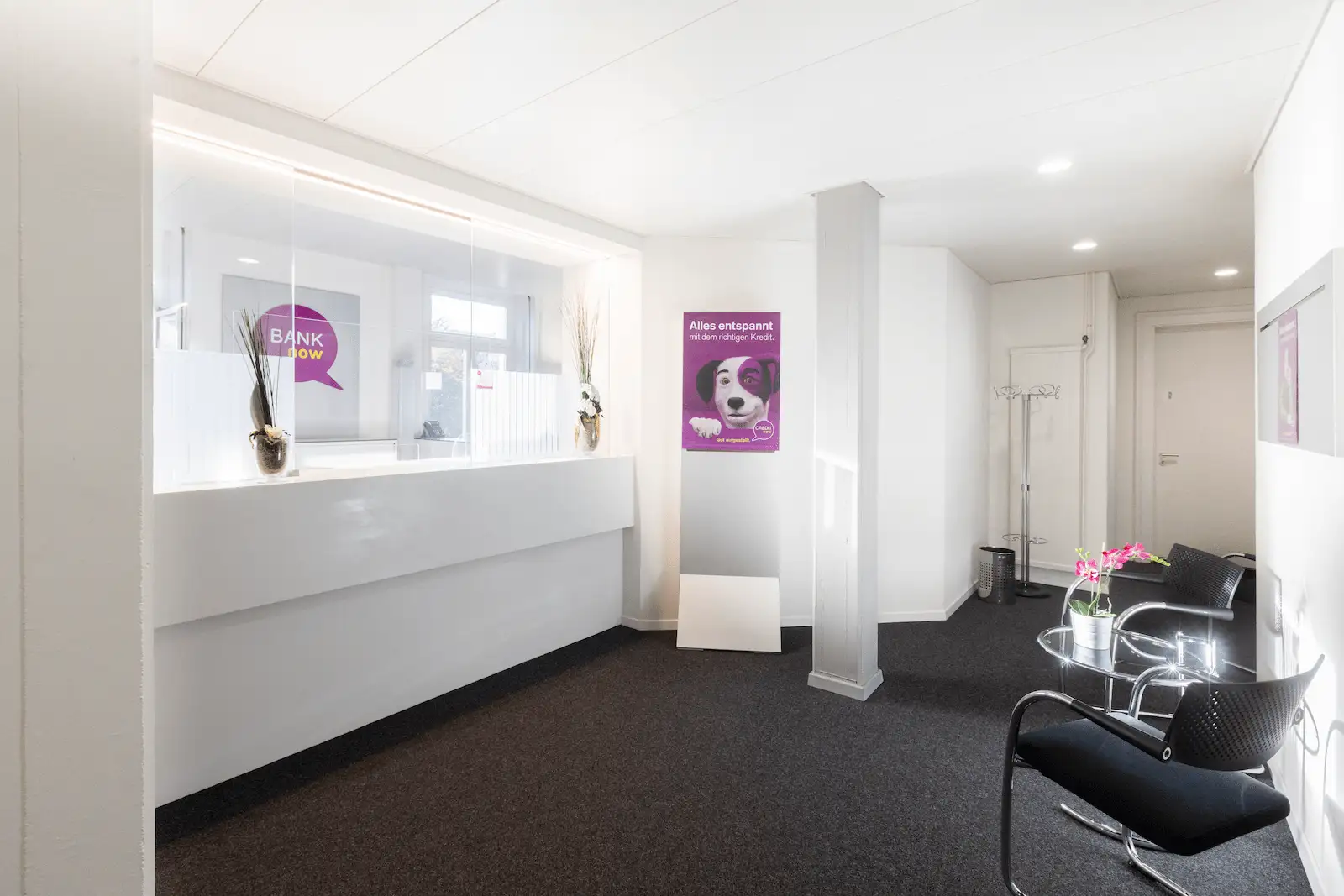 Wartebereich der BANK-now Filiale Luzern mit Sitzgelegenheiten und heller Raumgestaltung.