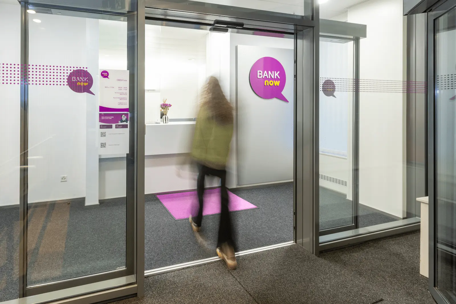 BANK-now Filiale Fribourg – Empfangsbereich mit Schalter aus anderer Perspektive