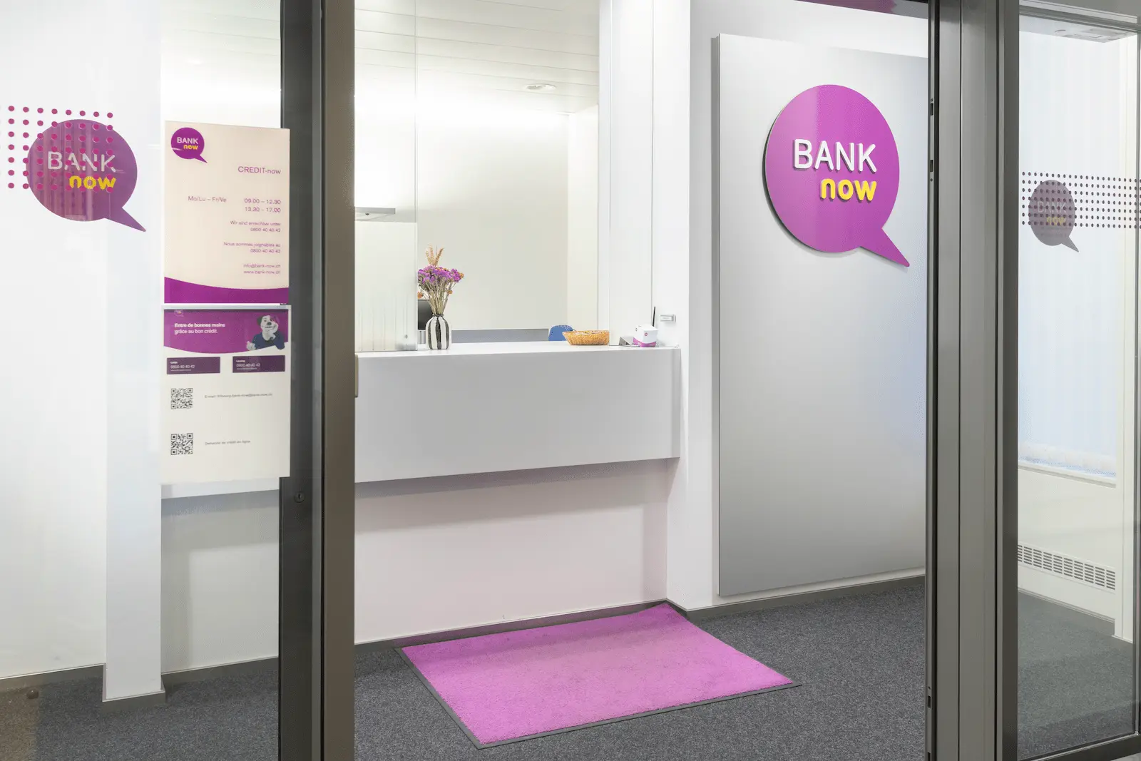 BANK-now Filiale Fribourg – Empfangsbereich mit Schalter